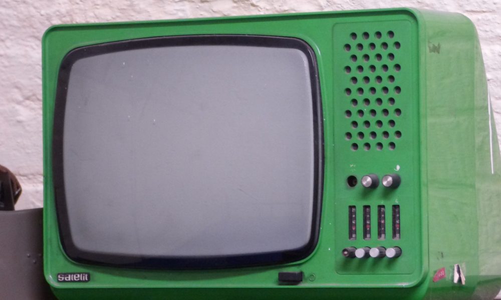 W obecnych czasach niezwykle sporo osób poświęca swój wolny czas przed telewizorem